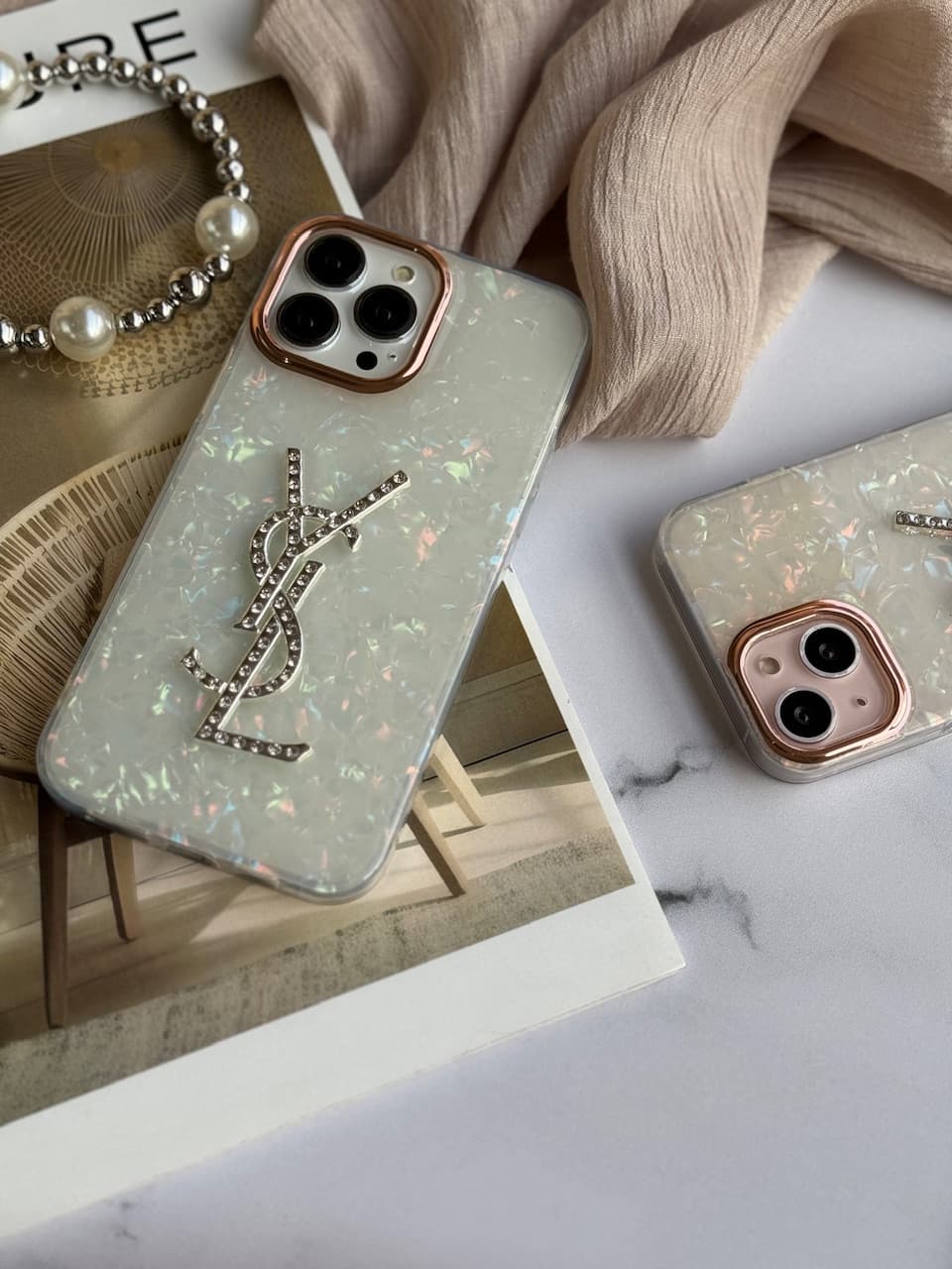 قاب آیفون yves saint laurent یخی با آویز — تصویر ۳