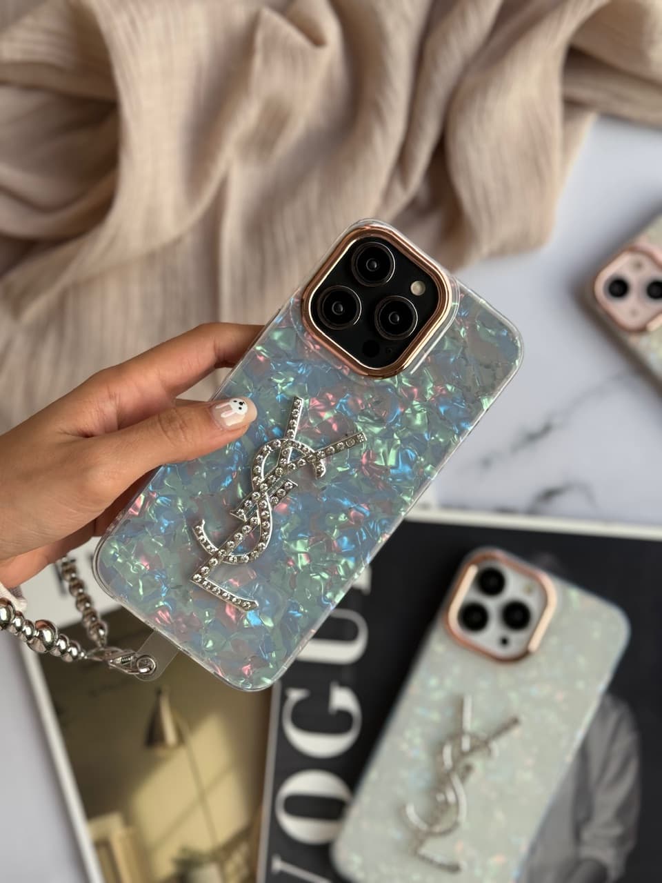 قاب آیفون yves saint laurent یخی با آویز — تصویر ۲