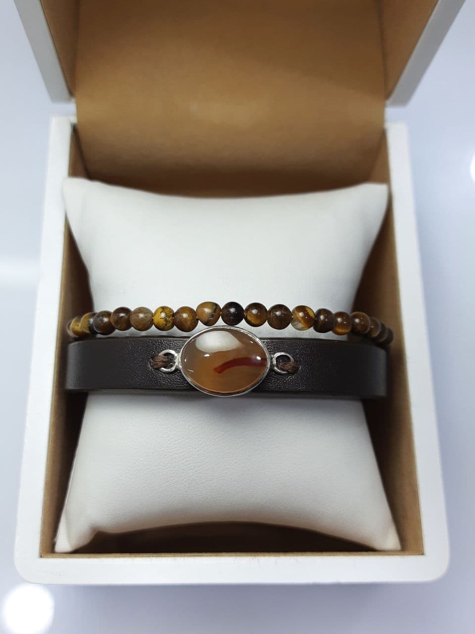 دستبند چرم به همراه سنگ عقیق اصل یمنی رگه خونی و قاب نقره و مهره های چشم ببر اصل (D.1035)