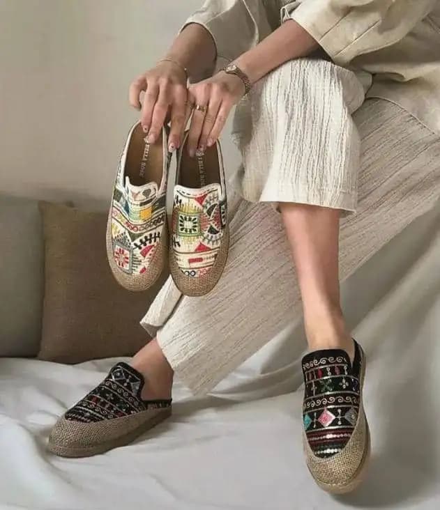 اسلیپر صندل سنتی کنفی (مشکی،طرح رندوم) کد 4472 — تصویر ۳