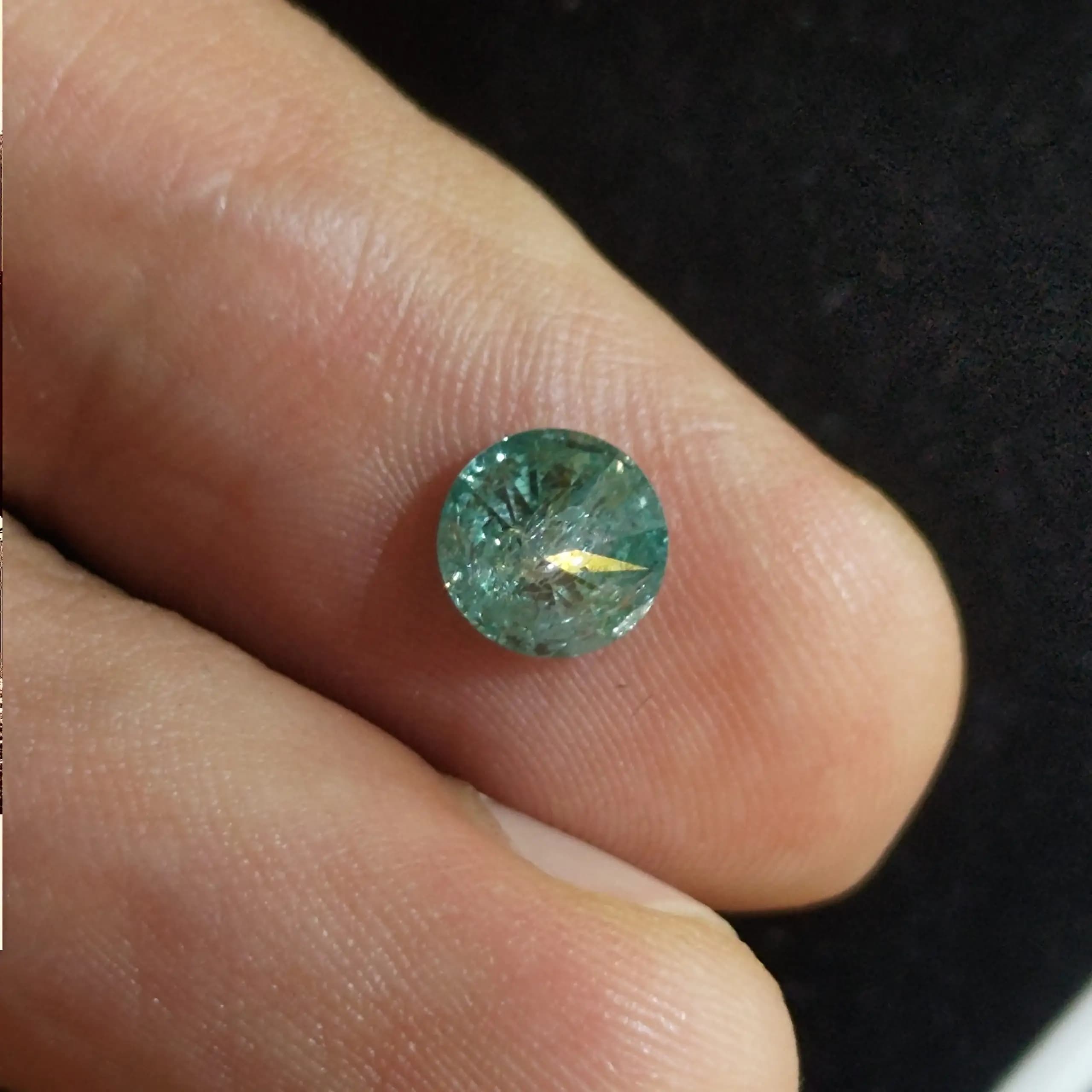 نگین موزانایت سبز کمرنگ گرد الماسی کوچک (الماس روسی) 0.95 قیراط — تصویر ۳