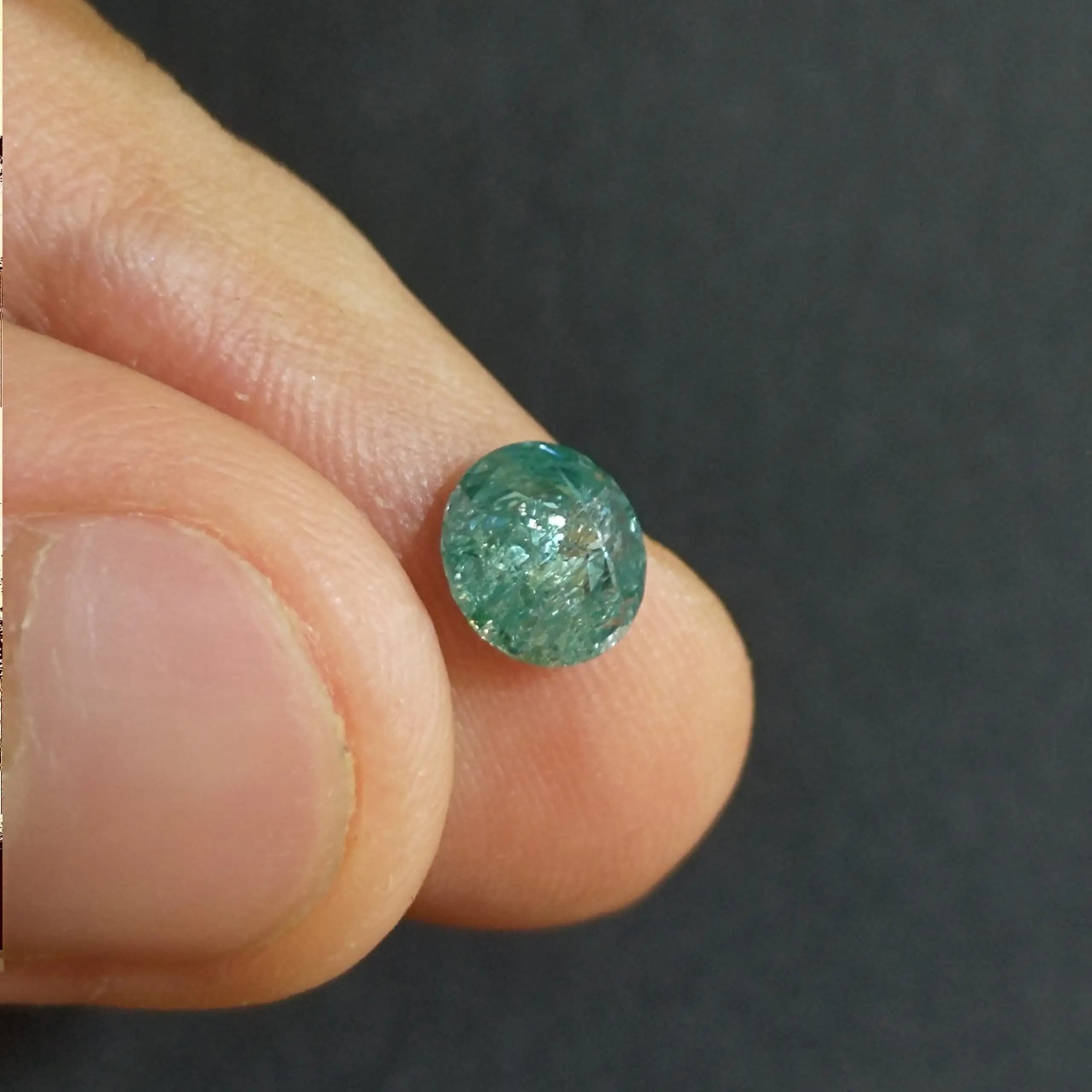 نگین موزانایت سبز کمرنگ گرد الماسی کوچک (الماس روسی) 0.95 قیراط — تصویر ۵