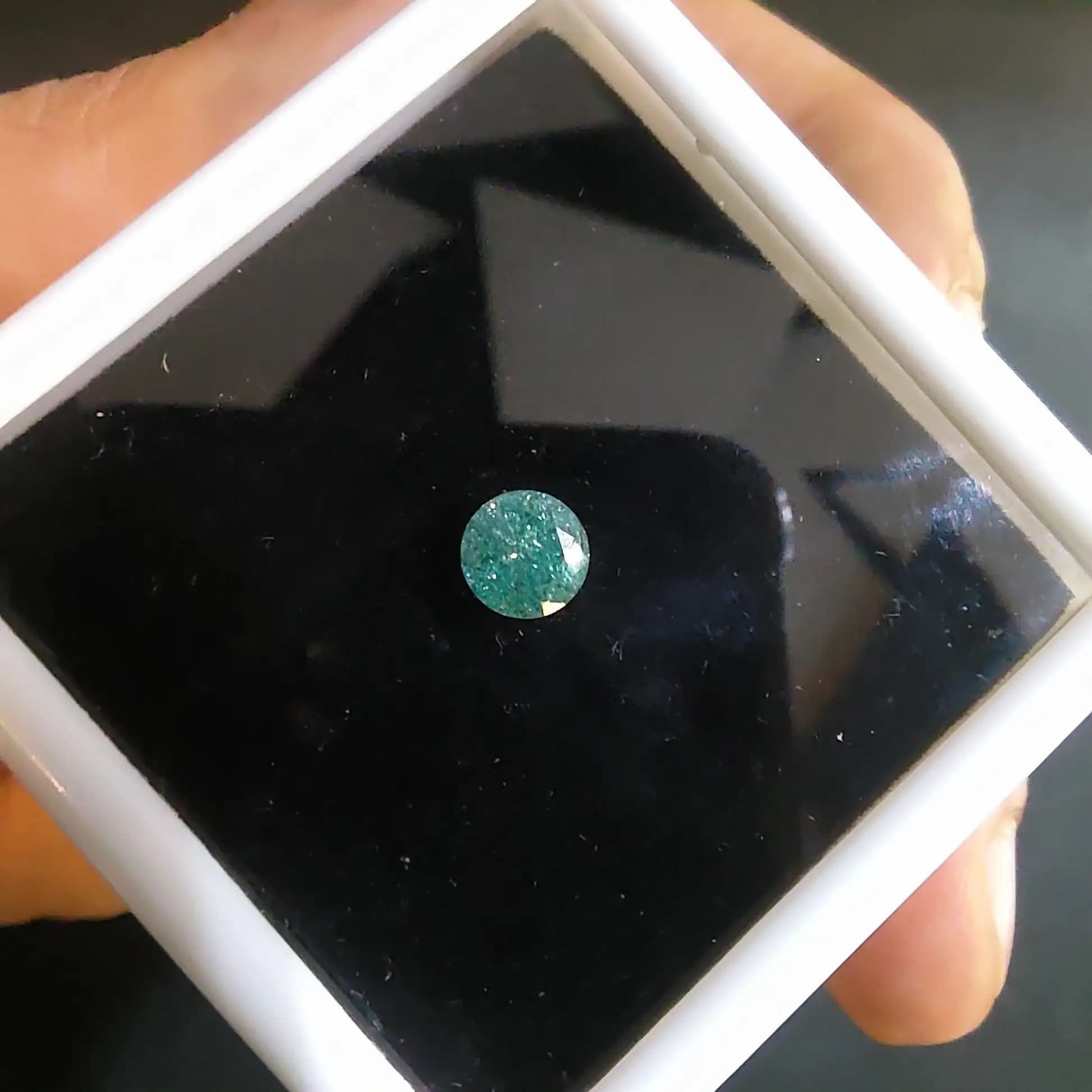 نگین موزانایت آبی گرد الماسی کوچک (الماس روسی) 0.95 قیراط — تصویر ۳