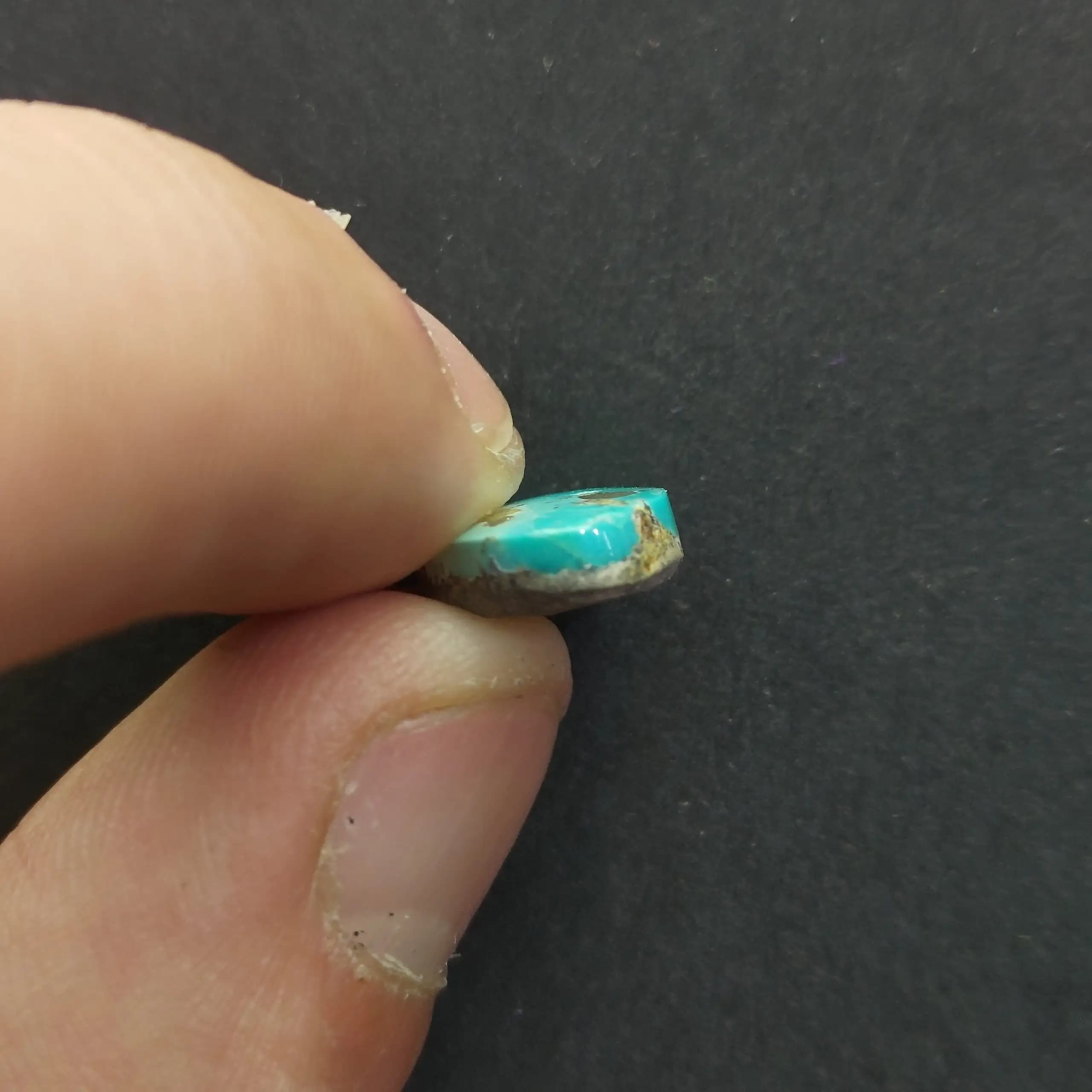 نگین فیروزه نیشابور آبی رگه طلایی بینظیر کد 1035 — تصویر ۲