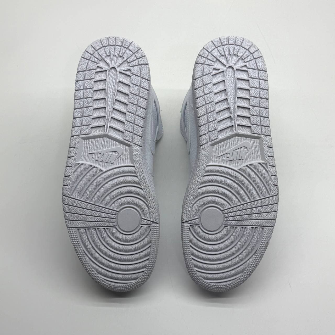 نایک ایر جردن وان ساقدار تریپل وایت NIKE AIR JORDAN 1 HIGH TRIPLE WHITE — تصویر ۵