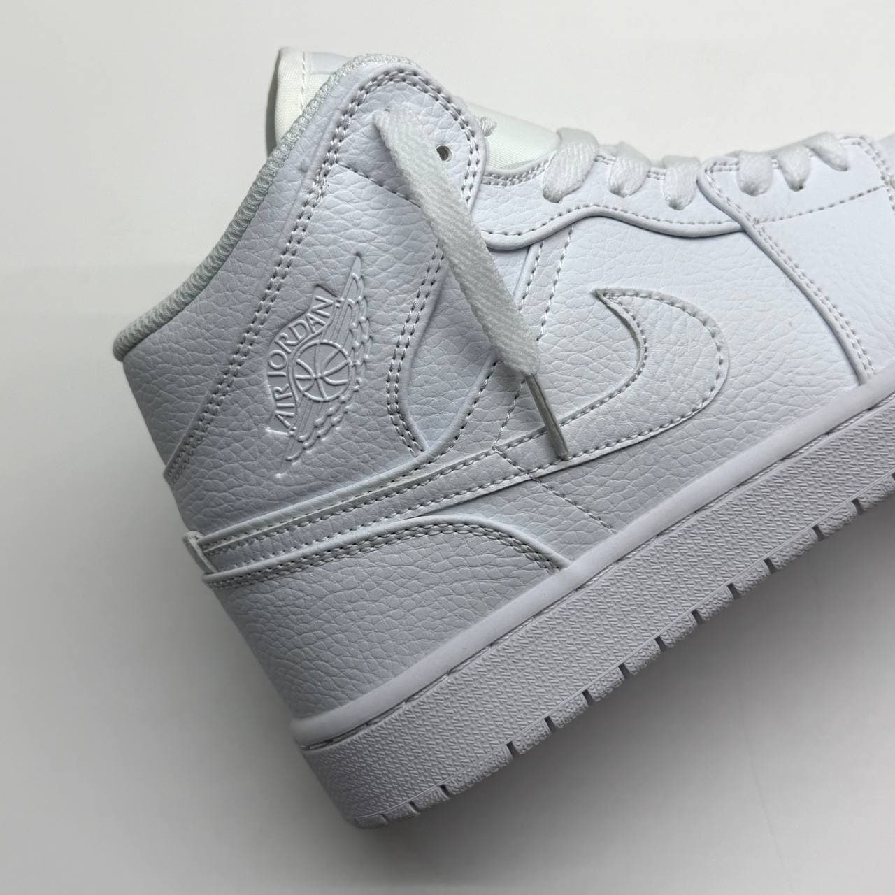 نایک ایر جردن وان ساقدار تریپل وایت NIKE AIR JORDAN 1 HIGH TRIPLE WHITE — تصویر ۳