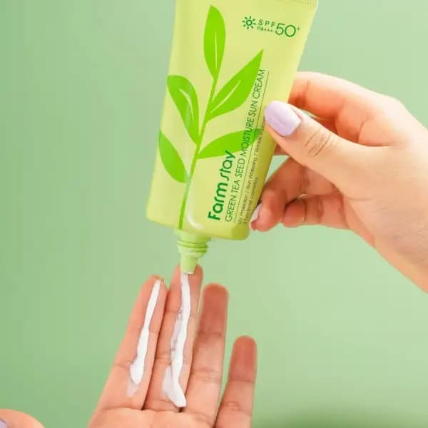 کرم ضد آفتاب SPF50 و مرطوب کننده چای سبز فارم استی Farm Stay — تصویر ۴