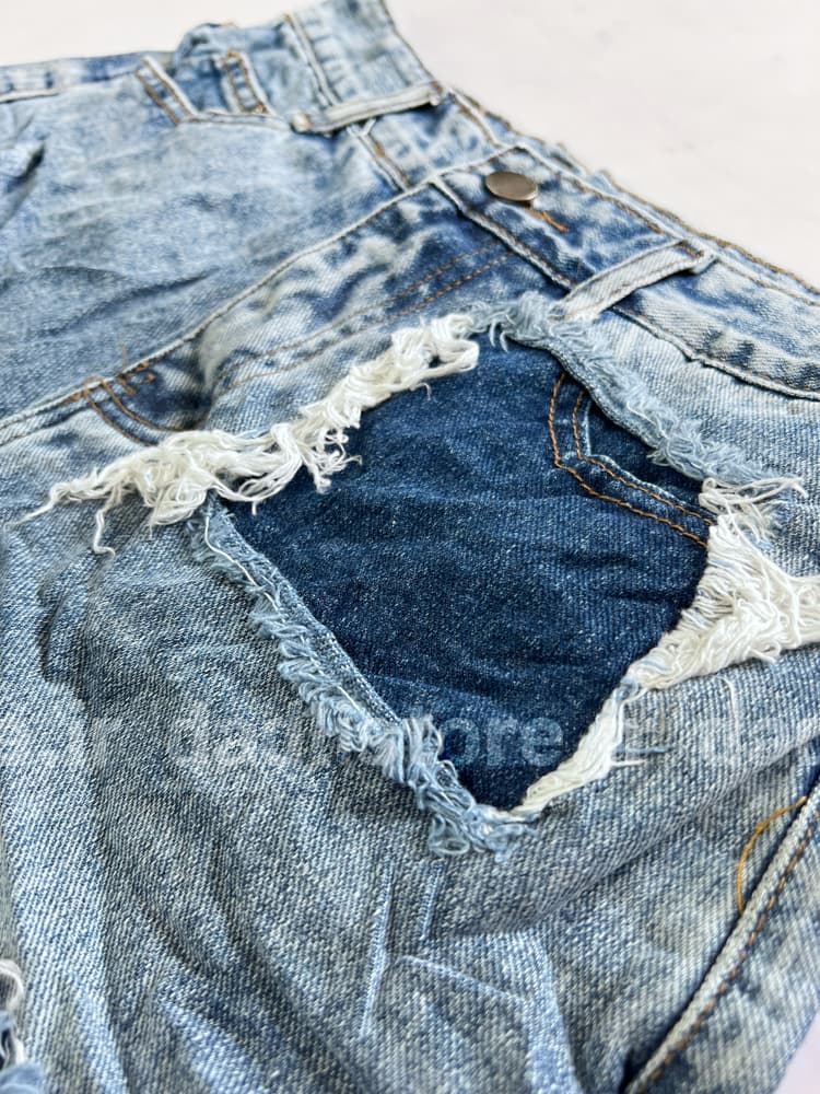 شورتک کوتاه جین پاچه ریش مدل دار — تصویر ۳