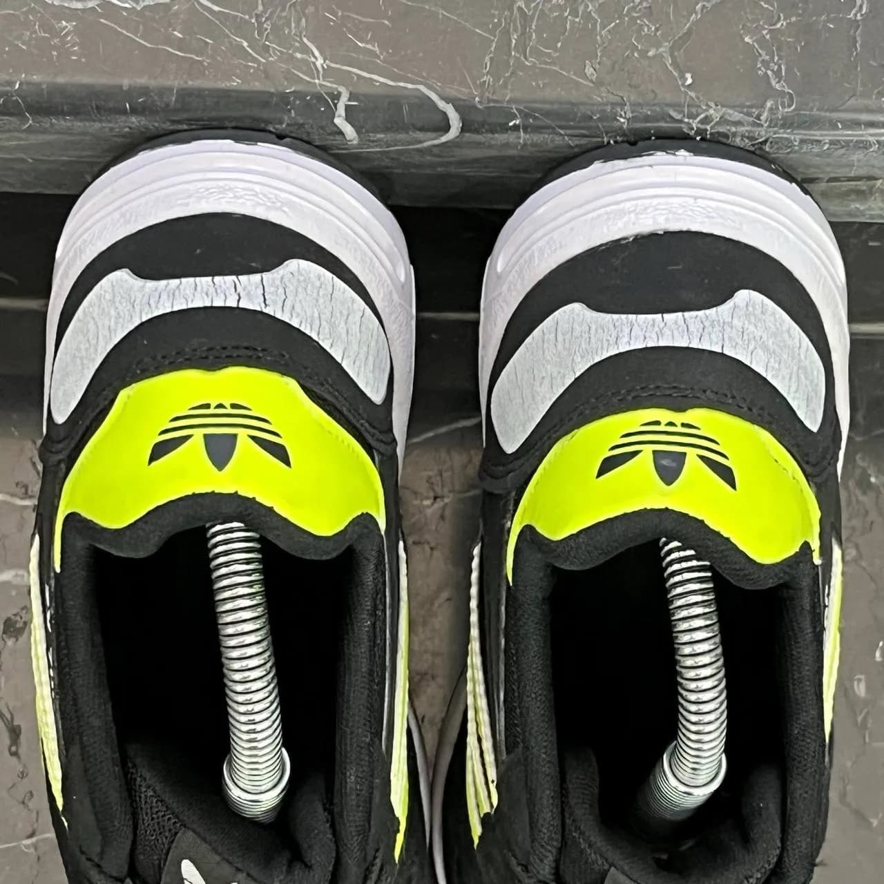 کفش کتانی مردانه آدیداس زد ایکس 8000 مشکی فسفری ZX 8000 تک سایز 43 — تصویر ۳