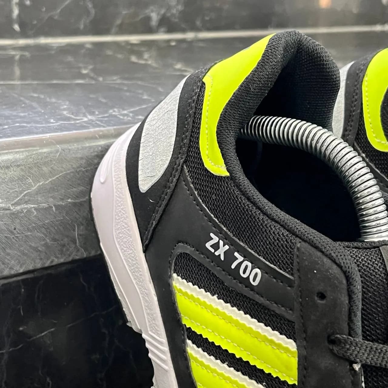 کفش کتانی مردانه آدیداس زد ایکس 8000 مشکی فسفری ZX 8000 تک سایز 43 — تصویر ۲