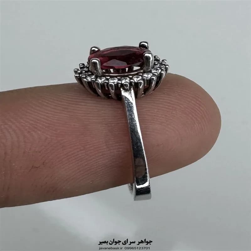انگشتر یاقوت سرخابی با هاله نگین و رکاب نقره ۹۲۵ — تصویر ۲