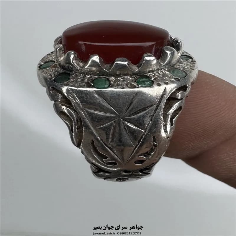 انگشتر عقیق سرخ آبدار با مخراج زمرد و رکاب نقره دستساز — تصویر ۲