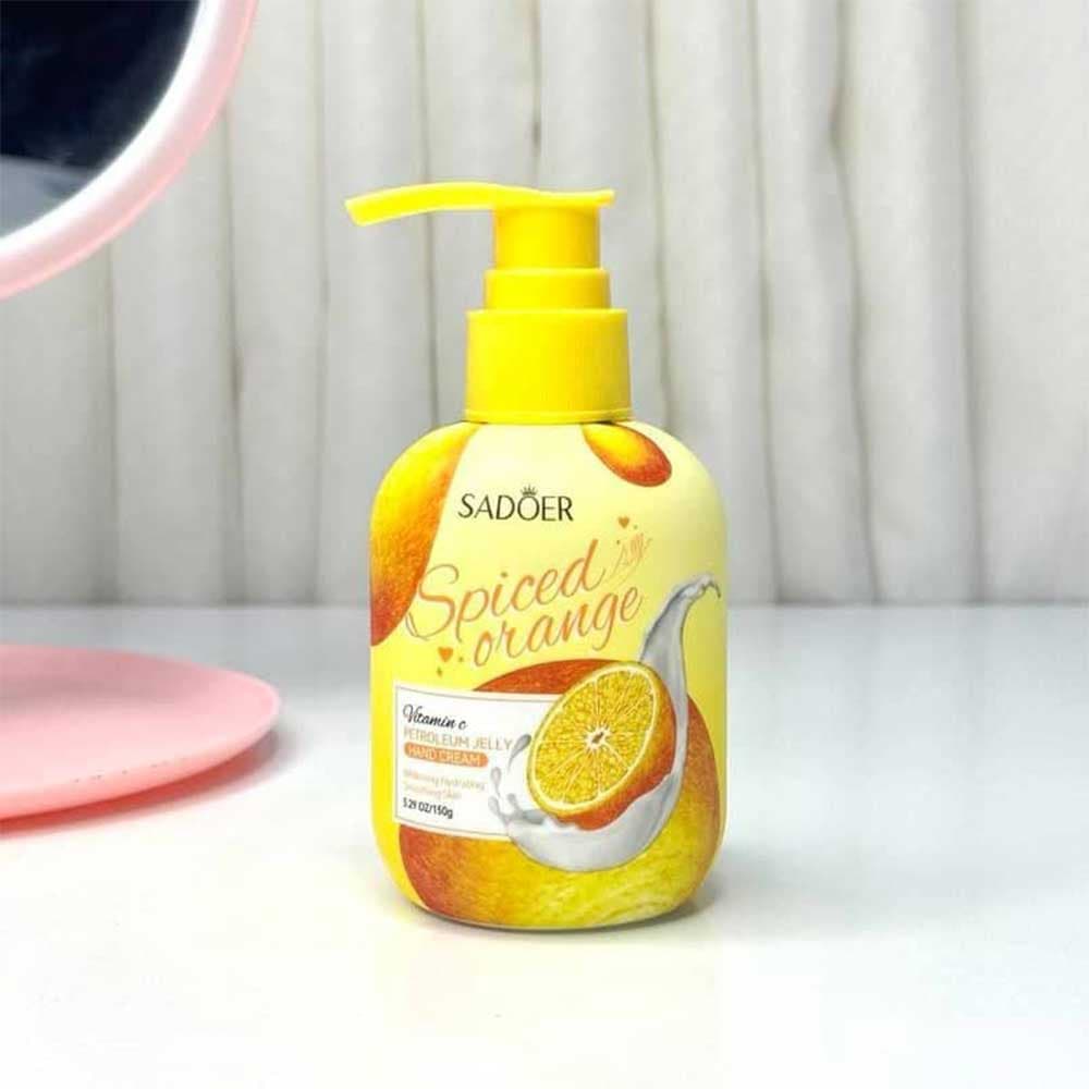 کرم دست مرطوب کننده سادور مدل Spiced Orange پمپی حاوی ویتامین C و وازلین ۱۵۰ گرم — تصویر ۳