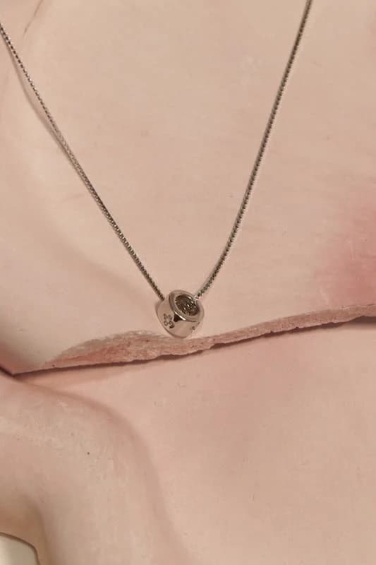 گردنبند نقره زنانه طرح استوانه ای با گل چهارپر — تصویر ۳