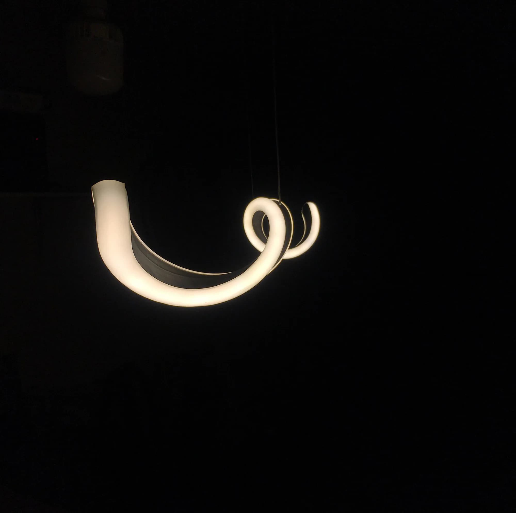 لوستر مدرن ایریک نور مدل خطی — تصویر ۴