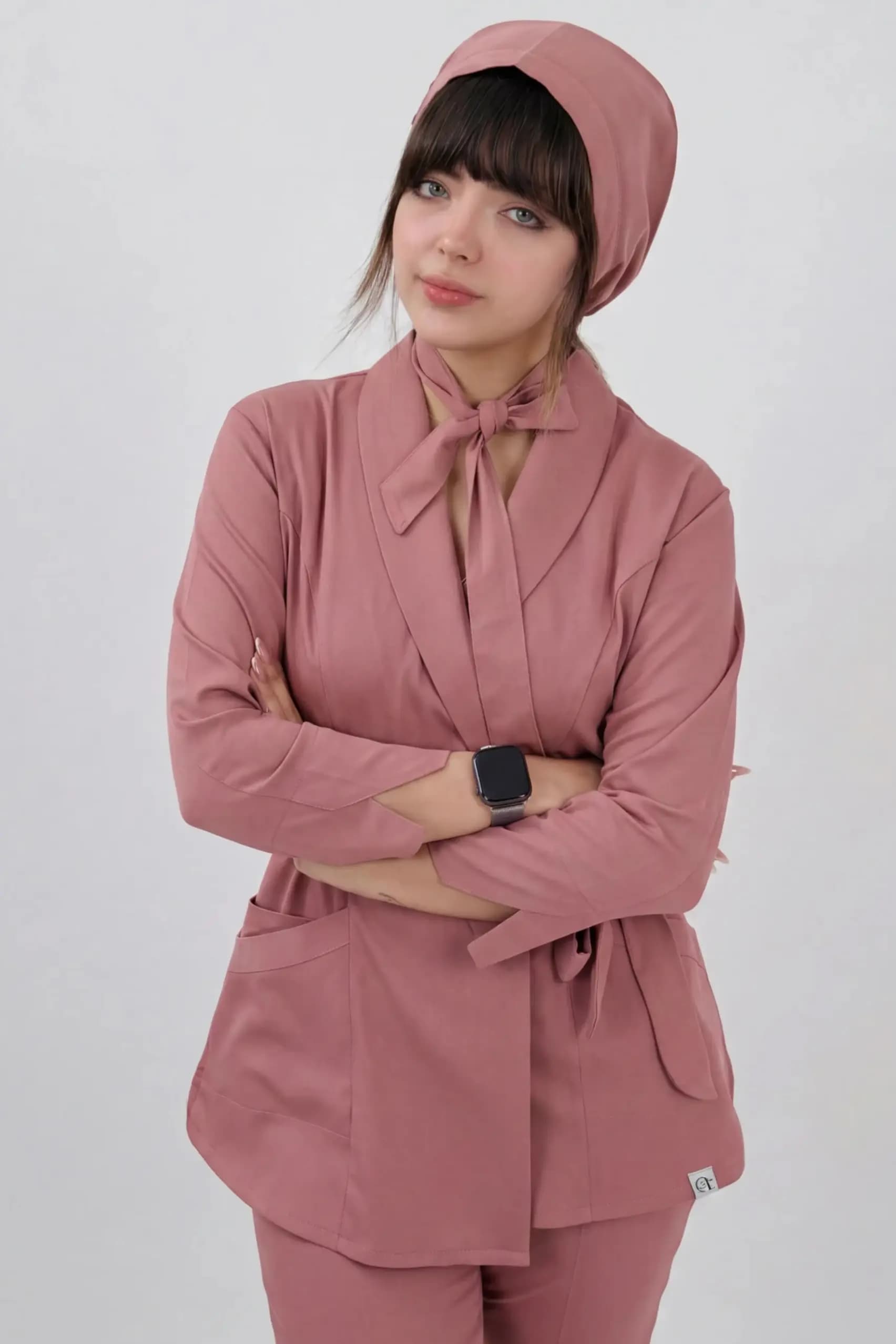 اسکراب پزشکی زنانه آرشال پارچه لاکرا سبک و خنک کالباسی — تصویر ۳
