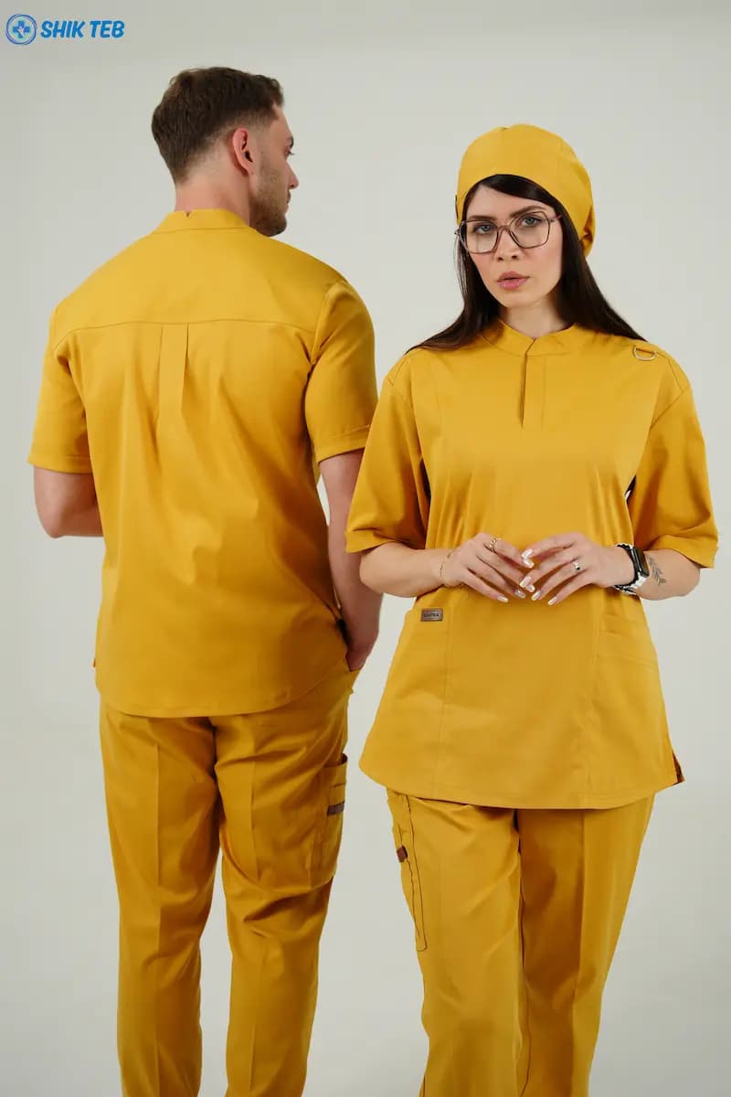ست اسکراب پزشکی یقه دیپلمات خردلی پارچه لاکرا، خنک و سبک