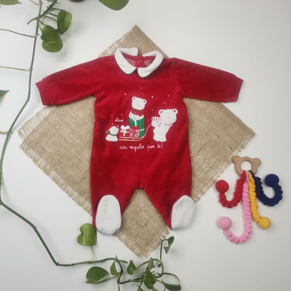 سرهمی نوزادی آستین بلند برند chicco طرح خرس جوراب دار قرمز رنگ – 1 ماه
