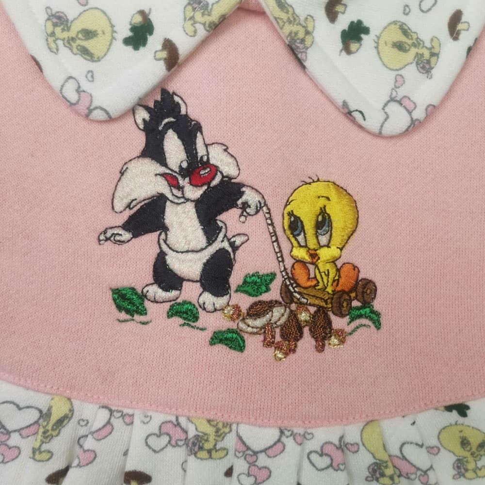 سرهمی نوزادی دخترانه آستین بلند برند Disney طرح جوجه گربه صورتی رنگ – 3 تا 6 ماه — تصویر ۲