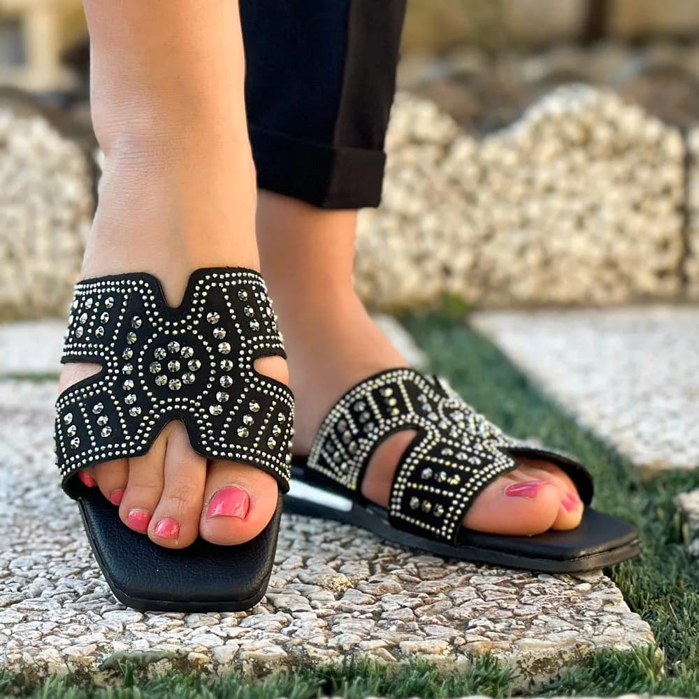 صندل دخترانه نگین دار مشکی کد 25546 — تصویر ۳