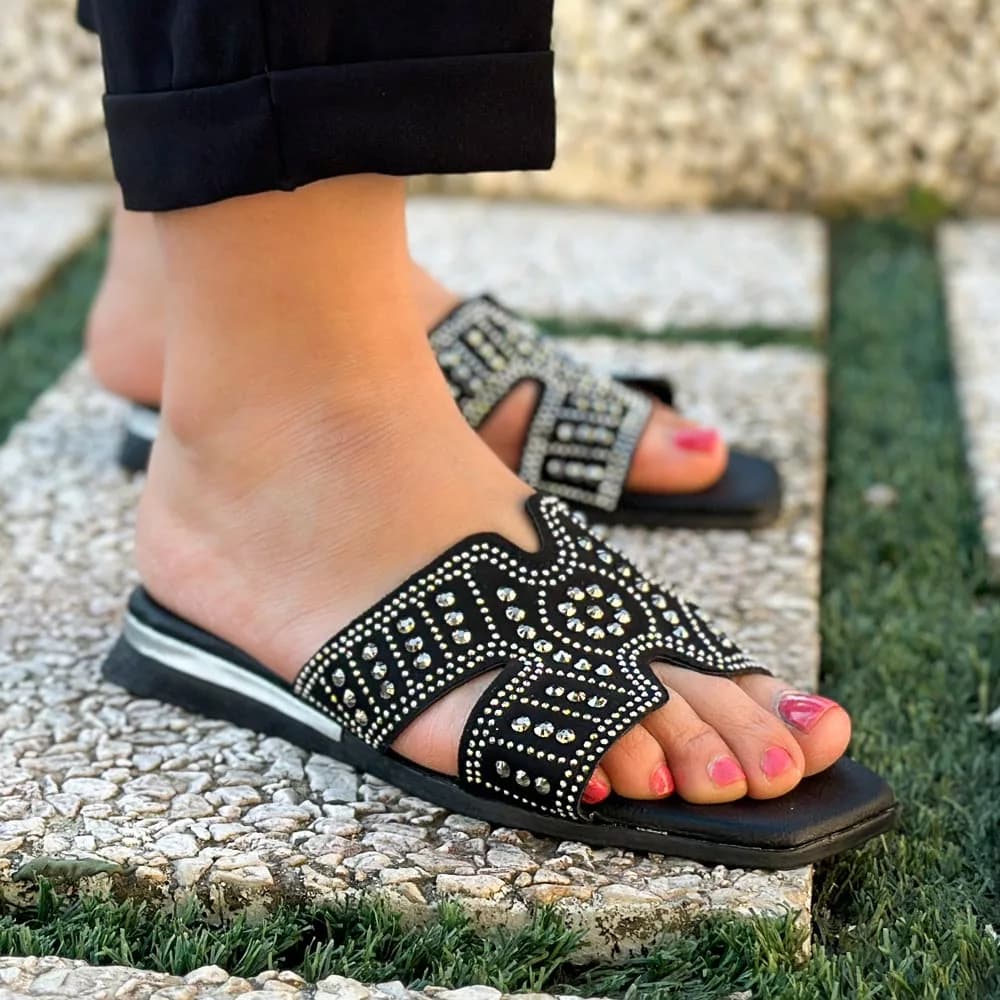 صندل دخترانه نگین دار مشکی کد 25546 — تصویر ۴