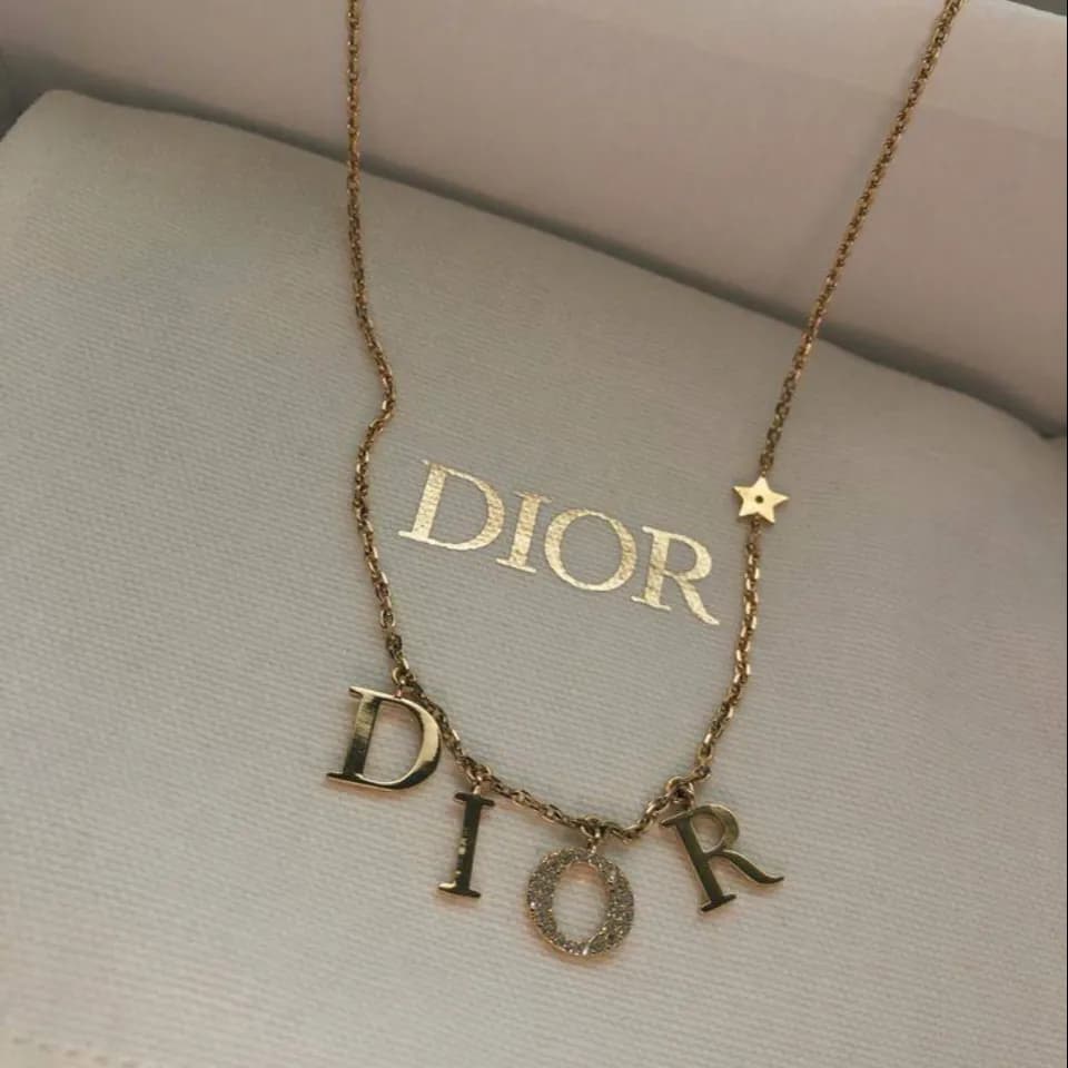 گردنبند زنانه طرح دیور Dior طلایی آبکاری درجه یک نقره و رادیوم رنگ ثابت کد zgy