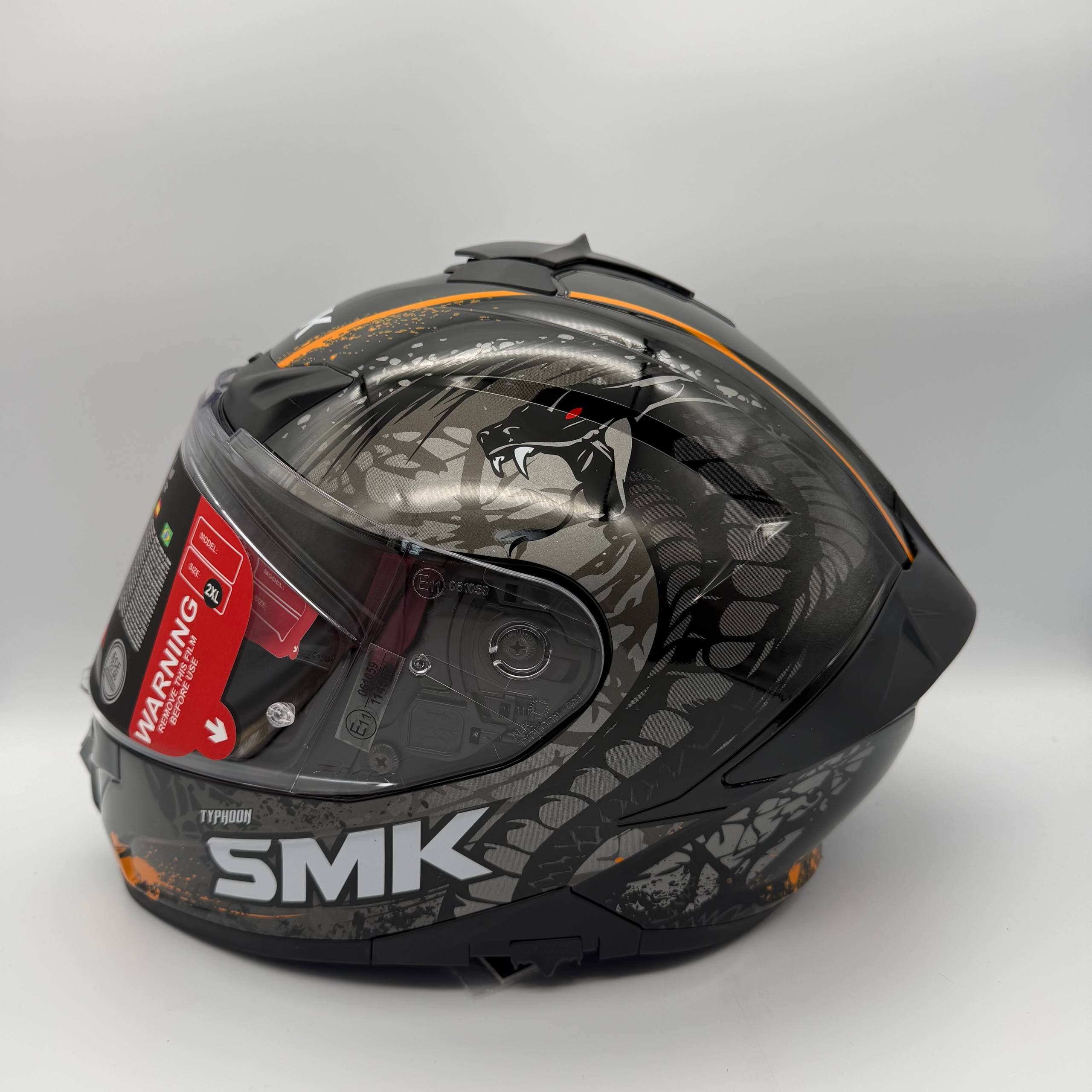 کلاه کاسکت فک ثابت SMK Typhoon طرح مار مشکی طوسی نارنجی — تصویر ۳