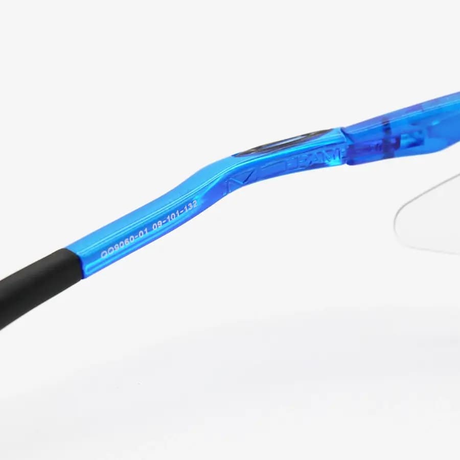 عینک ورزشی اوکلی طرح M Frame با فریم آبی براق، نیم فریم و لنز بی‌رنگ و فتوکرومیک مدل OO9060 — تصویر ۸