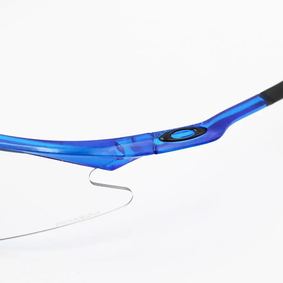 عینک ورزشی اوکلی طرح M Frame با فریم آبی براق، نیم فریم و لنز بی‌رنگ و فتوکرومیک مدل OO9060 — تصویر ۶