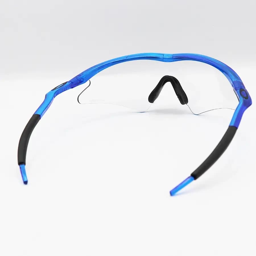 عینک ورزشی اوکلی طرح M Frame با فریم آبی براق، نیم فریم و لنز بی‌رنگ و فتوکرومیک مدل OO9060 — تصویر ۴