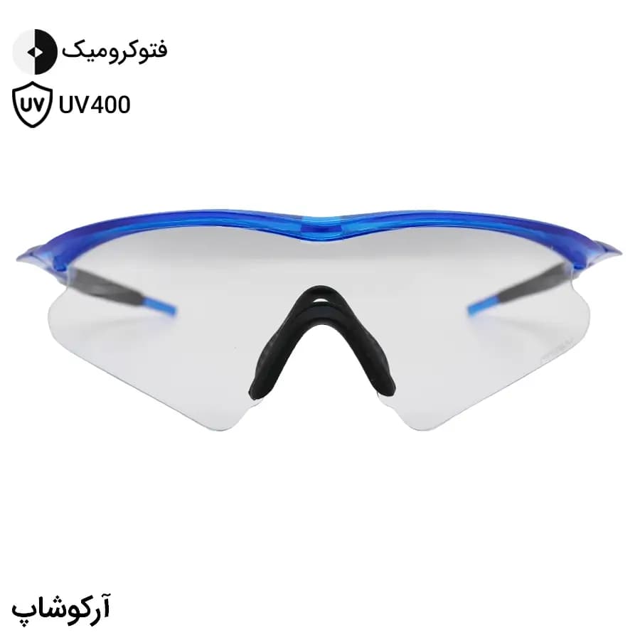 عینک ورزشی اوکلی طرح M Frame با فریم آبی براق، نیم فریم و لنز بی‌رنگ و فتوکرومیک مدل OO9060 — تصویر ۲