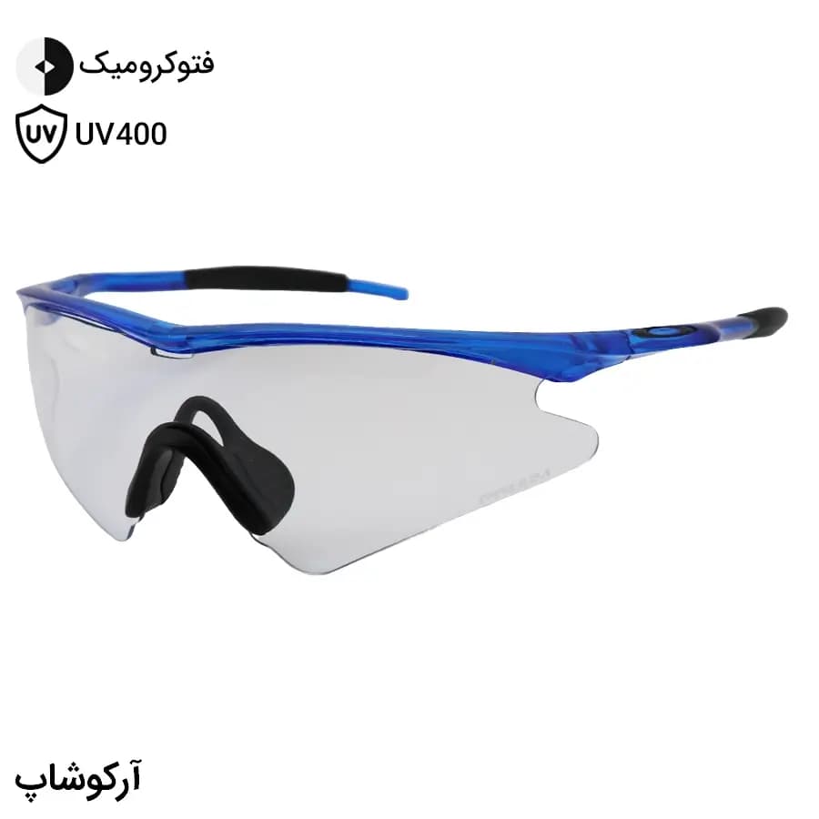عینک ورزشی اوکلی طرح M Frame با فریم آبی براق، نیم فریم و لنز بی‌رنگ و فتوکرومیک مدل OO9060