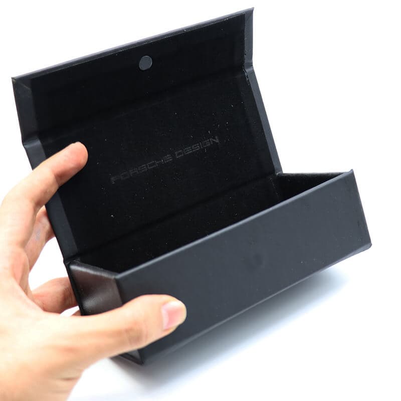 کیف عینک برند پورشه دیزاین (PORSCHE DESIGN) مشکی رنگ، درب آهنربایی و مستطیلی شکل (به همراه دستمال) مدل 992499 — تصویر ۳