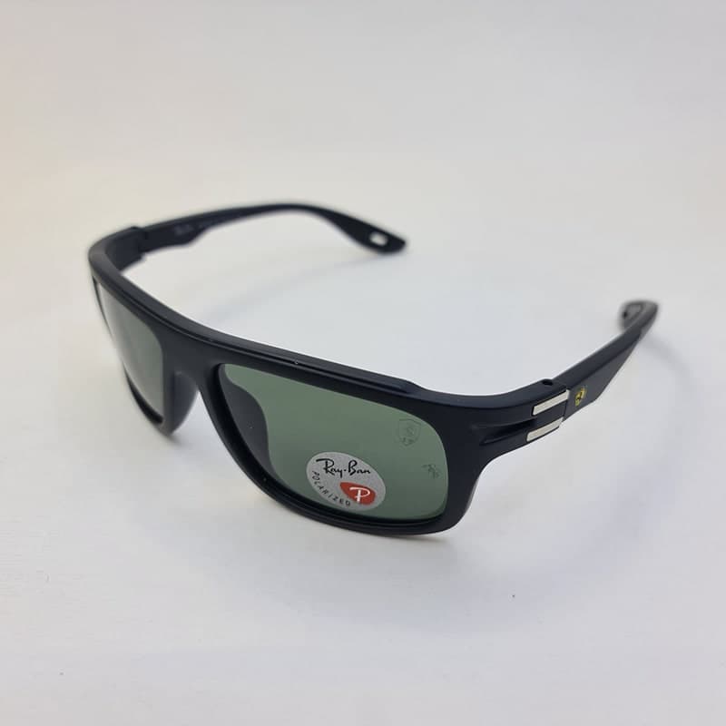 عینک آفتابی پلاریزه برند RAY-BAN با فریم مشکی رنگ و عدسی سبز مدل RB4364 — تصویر ۳