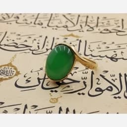 انگشتر نقره زنانه طرح پیچک نگین عقیق سبز با آبکاری روکش طلا — تصویر ۲