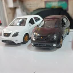تیبا فلزی ماشین اسباب بازی در باز شو — تصویر ۳