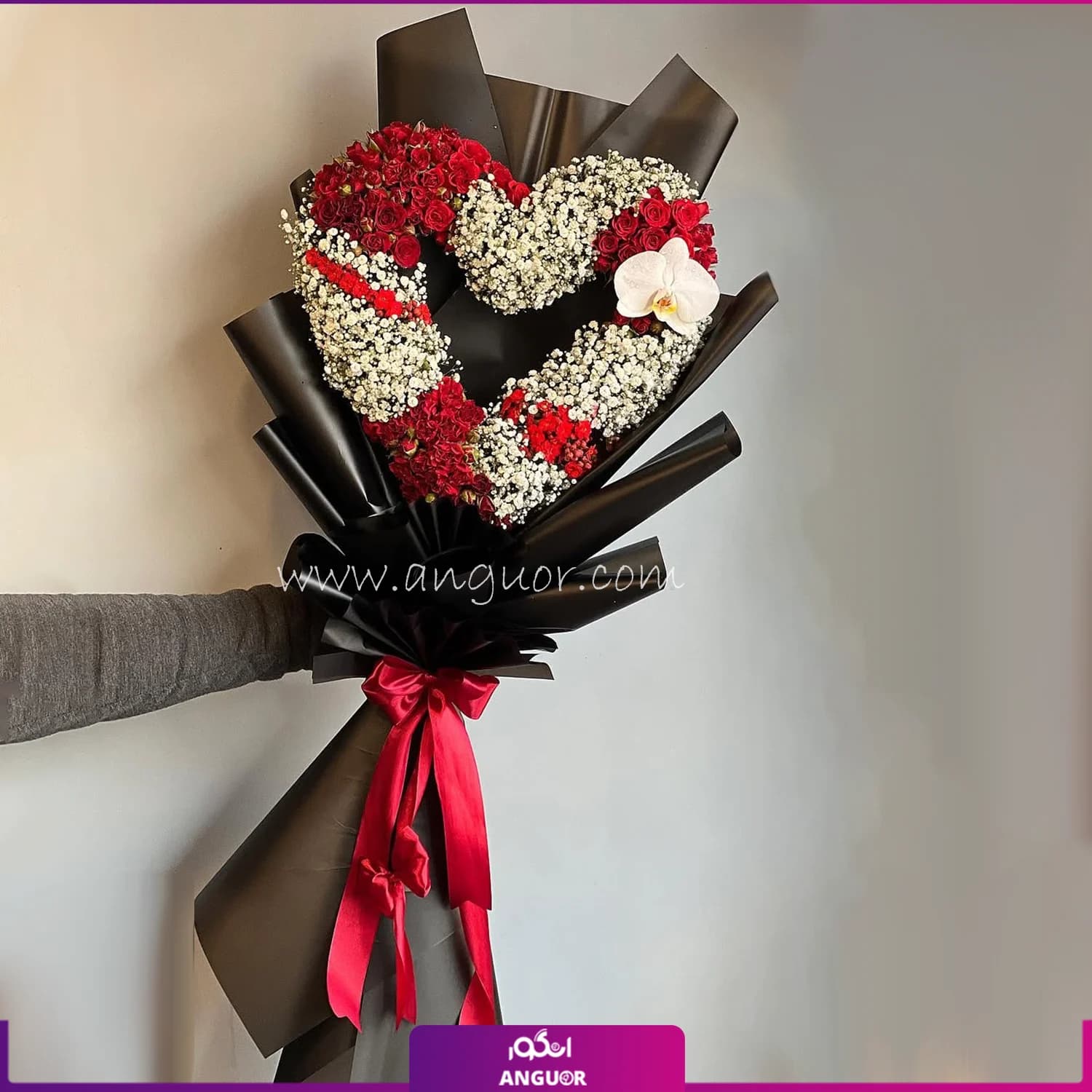 تک گل ارکیده در دسته گل قلبی