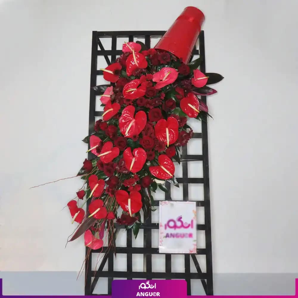 تاج گل تبریک با طرح ویژه (گلدان آبشاری)