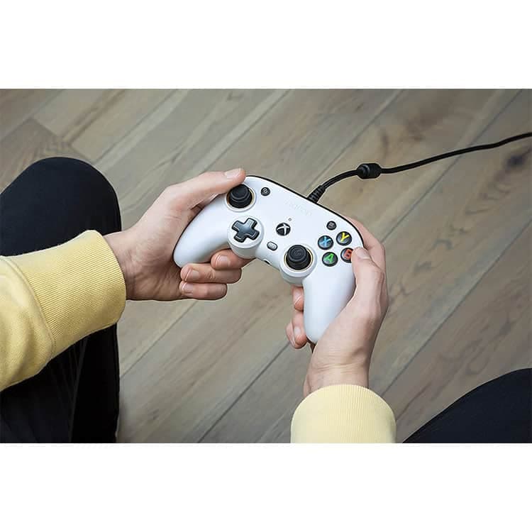 کنترلر با سیم Nacon Pro Compact مخصوص Xbox – سفید — تصویر ۵