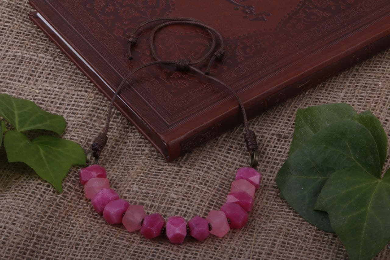 گردنبند جید صورتی تراش به همراه چرم مصنوعی (G.125) — تصویر ۵