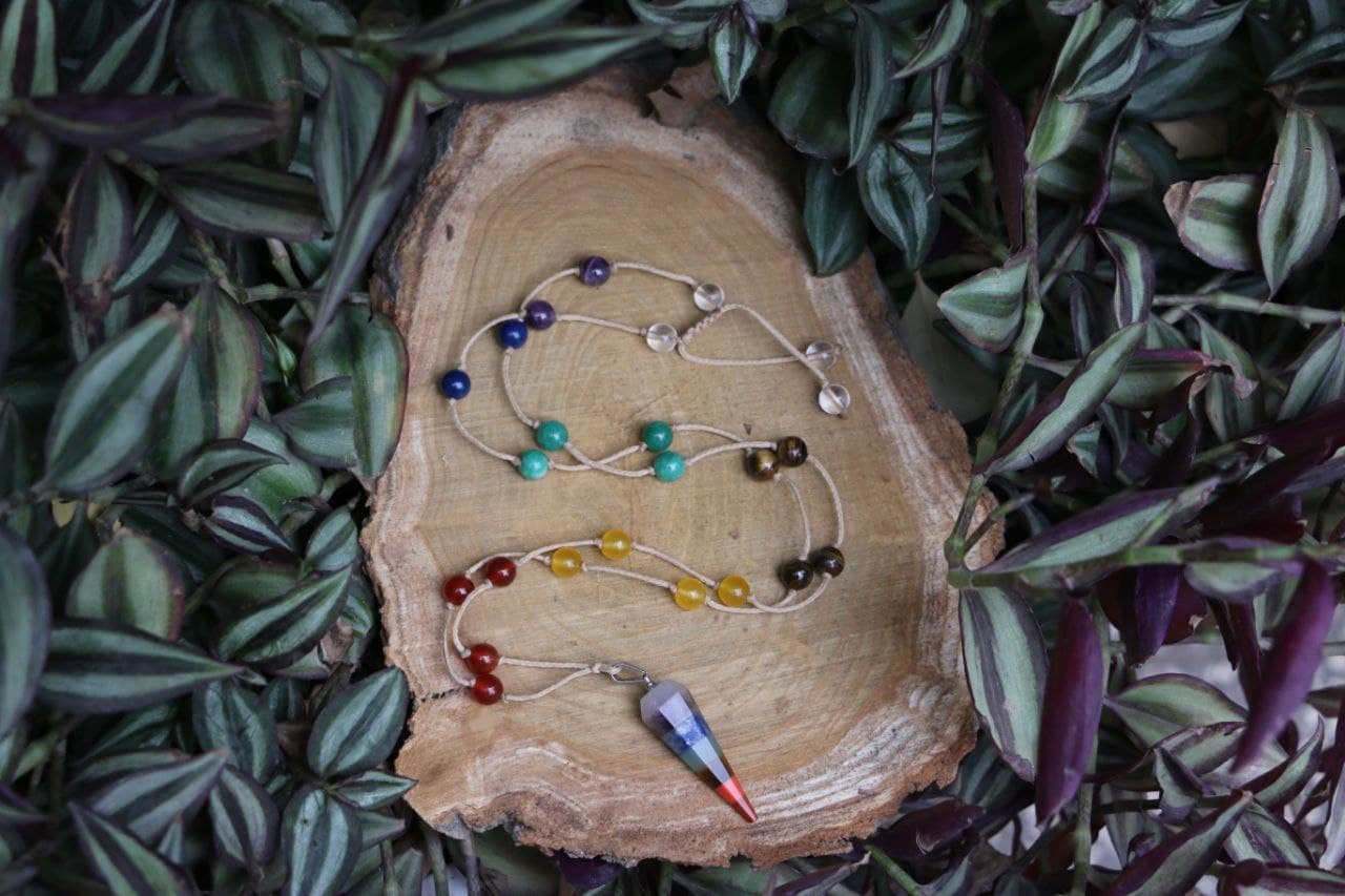 گردنبند تخصصی هفت‌ چاکرا مکرومه بافی شده به همراه مدال هفت چاکرا (G.119) — تصویر ۵