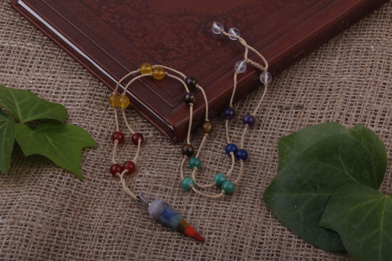 گردنبند تخصصی هفت‌ چاکرا مکرومه بافی شده به همراه مدال هفت چاکرا (G.119) — تصویر ۳