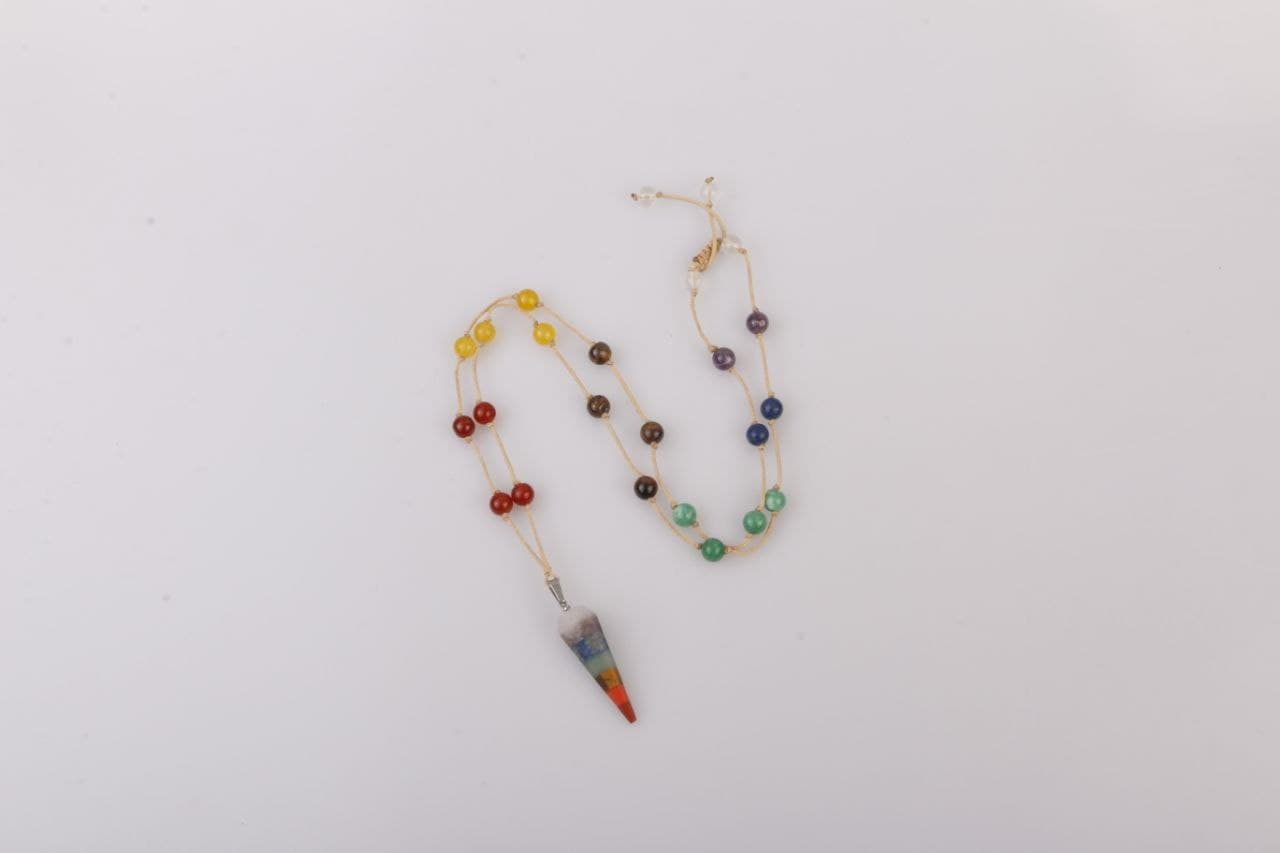 گردنبند تخصصی هفت‌ چاکرا مکرومه بافی شده به همراه مدال هفت چاکرا (G.119)