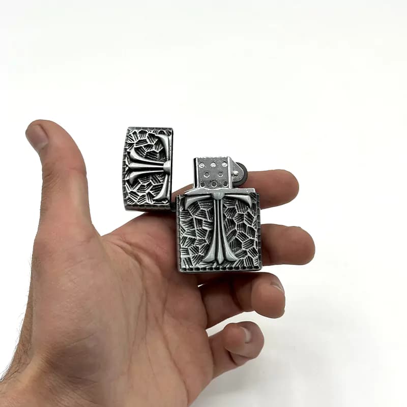 فندک کروم هارتز Chrome Hearts نقره‌ای — تصویر ۳
