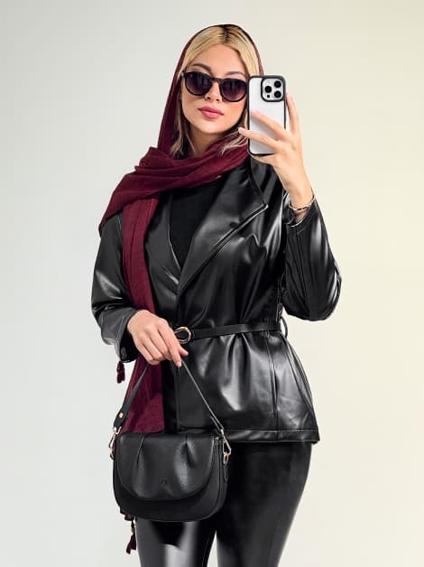 کت چرم زنانه کمربندار مشکی — تصویر ۳
