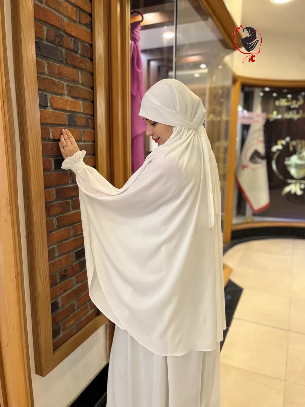 خمار آستیندار سفید — تصویر ۲