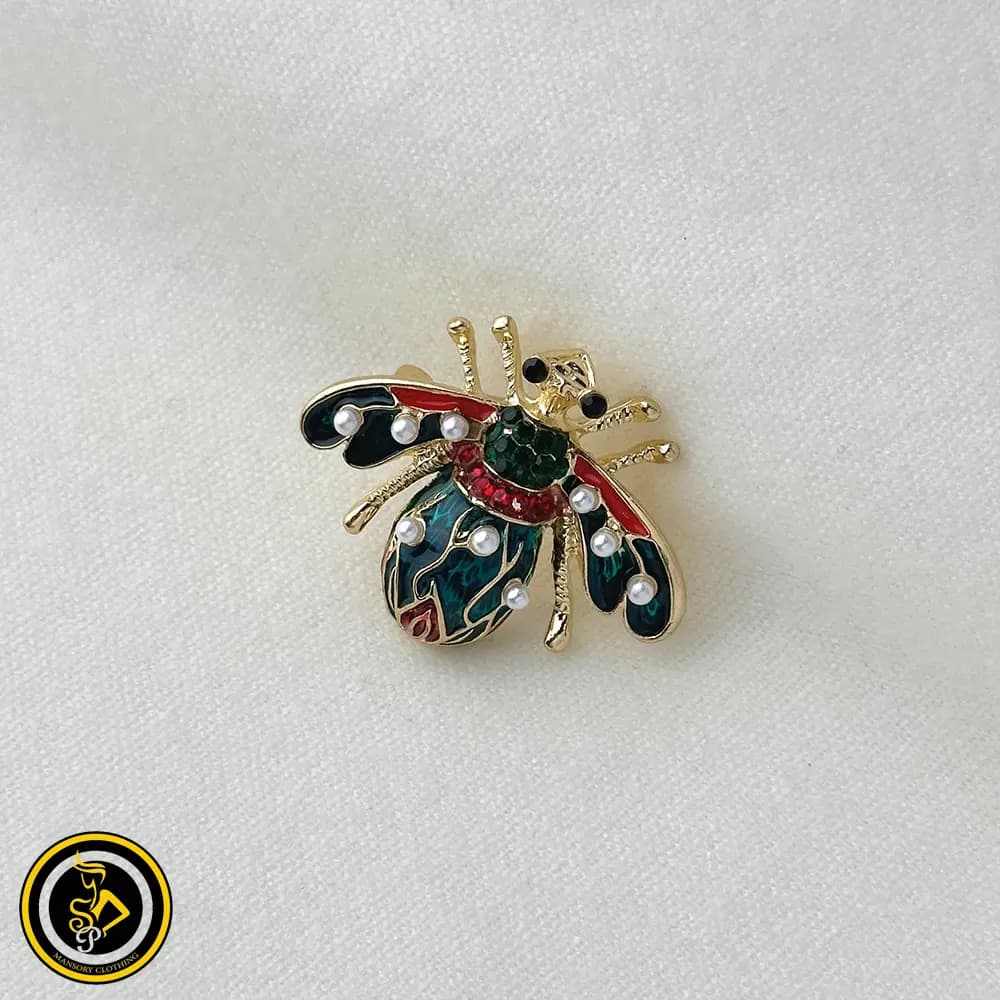 گل سینه طرح زنبور طلايي نگين سبز و قرمز