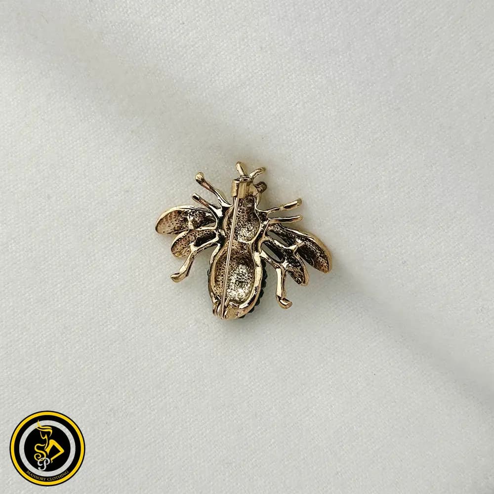 گل سینه طرح زنبور طلايي نگين سبز — تصویر ۲