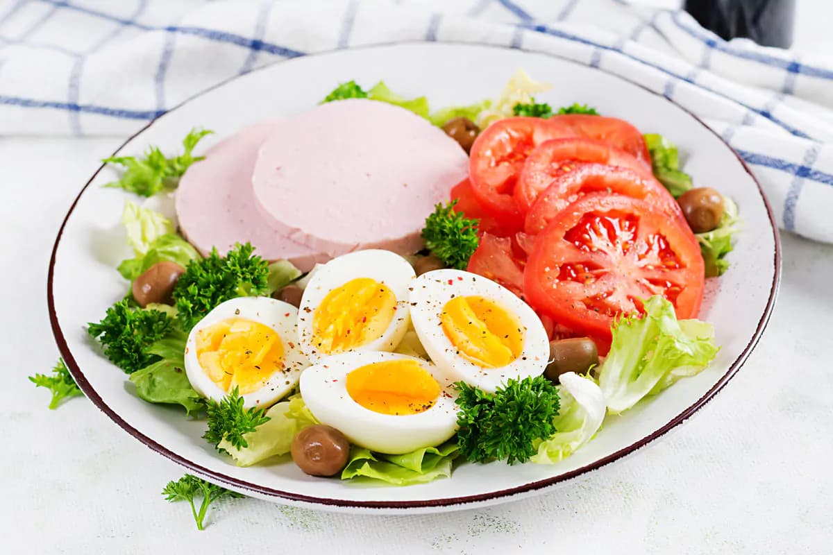 تصویر استوک سالاد با تخم مرغ و ژامبون