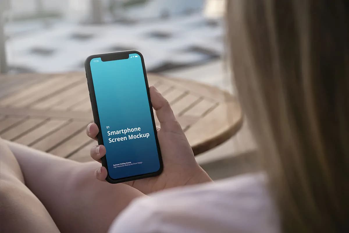موکاپ گوشی موبایل در دست زن — تصویر ۷